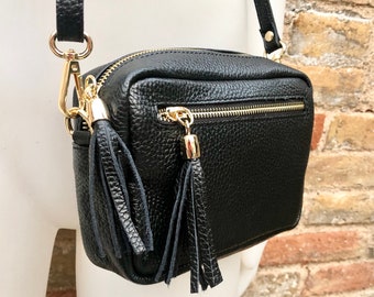 Petit sac en cuir noir. Sac porté épaule ou bandoulière en cuir VÉRITABLE. Sac à main en cuir noir avec bandoulière réglable et fermetures éclair. Quincaillerie dorée