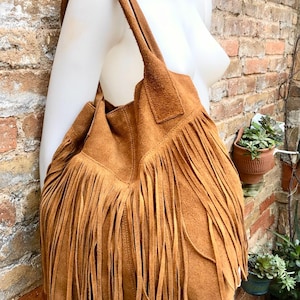 Sac shopper marron camel à franges en cuir suédé véritable. Sac fourre-tout marron Saddle pour ordinateurs portables, tablettes, livres. Porte-monnaie en cuir marron + franges