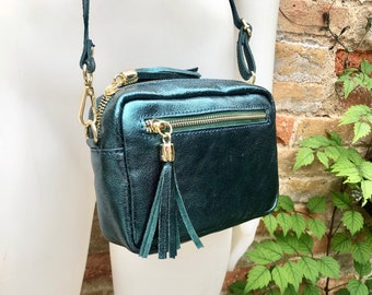 Kleine blaugrüne Ledertasche aus metallischem Leder. Schulter-/Umhängetasche aus echtem Leder. Blaugrüne Geldbörse mit verstellbarem Riemen + Reißverschluss