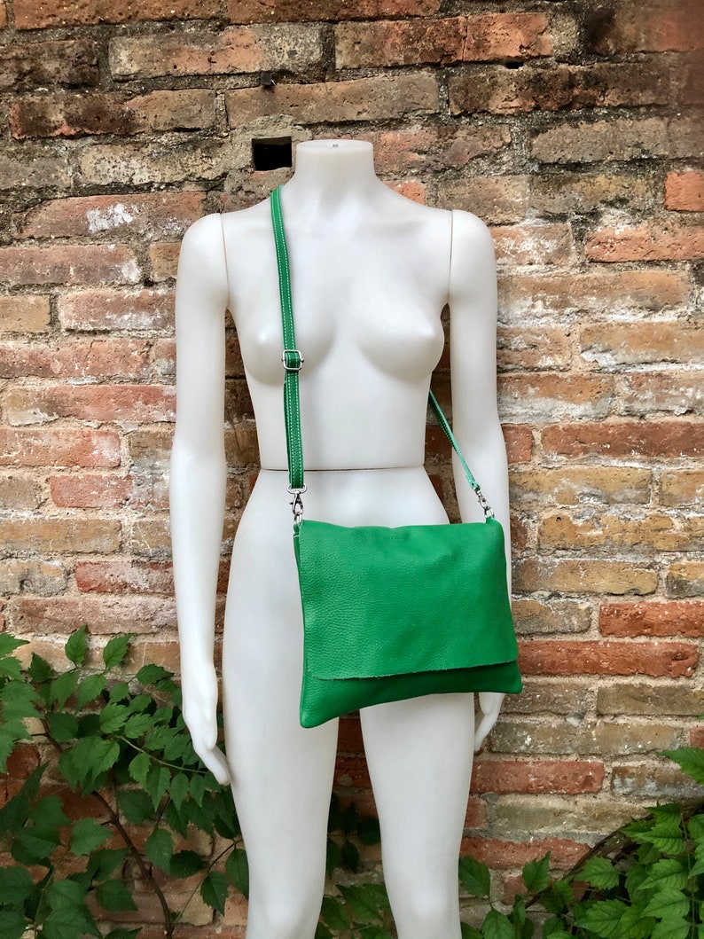 GREEN Cross body / shoulder bag. Genuine leather bag. Medium sized flat messenger bag with zipper adjustable strap. Green leather purse image 2