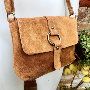 Sac en daim marron camel. Sac à bandoulière en cuir véritable marron clair. Petit sac en cuir avec bandoulière réglable et fermeture éclair. Porte-monnaie en daim marron caramel