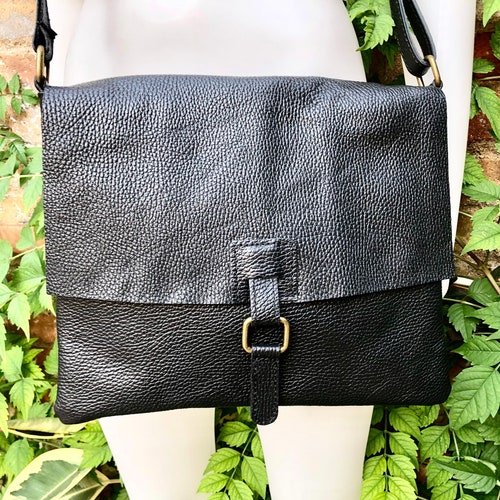 Sac bandoulière en cuir noir. Sac en cuir véritable souple. Messager noir. Sac à main noir avec fermeture éclair, rabat et bandoulière réglable.
