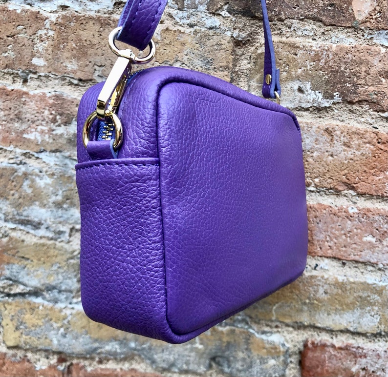 Petit sac en cuir VIOLET. Sac porté épaule ou bandoulière en cuir VÉRITABLE. Porte-monnaie en cuir mauve mauve avec houppes, bandoulière réglable et fermeture éclair image 5