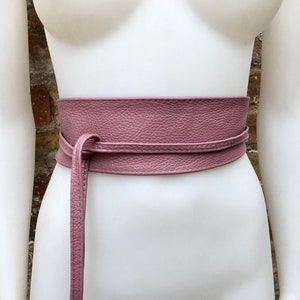 Pink obi belt in soft leather. Wrap belt in dark dusty pink. Wide waist belt in genuine leather. Wraparound belt. Boho sash in purple - pink