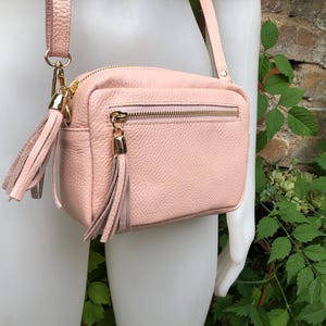 Petit sac en cuir ROSE clair. Sac à bandoulière / bandoulière en cuir VÉRITABLE. Sac à main en cuir ROSE souple avec bandoulière réglable et fermeture éclair.