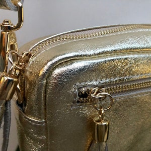 Kleine leren tas in goud. Schoudertas, schoudertas van ECHT leer. Metallic glanzende leren tas met verstelbare riem en ritssluiting afbeelding 4