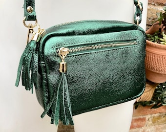 Kleine metallic grüne Ledertasche. ECHT Leder Schulter / Crossbody Tasche. Glitzer-grüne Leder Geldbörse. Quasten, verstellbarer Riemen + Reißverschluss