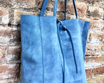 Sac cabas en cuir bleu denim. Cuir daim véritable naturel doux. Sac cabas en daim bleu-gris pour votre ordinateur portable, votre tablette, vos livres. Porte-monnaie bleu en daim