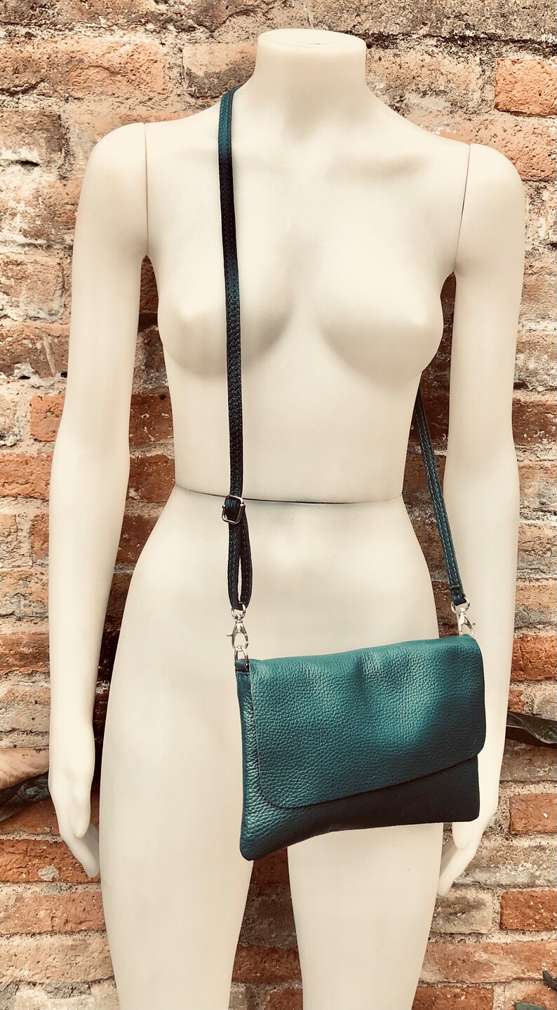 Kleine leren tas in blauwgroen BLAUWGROEN. Crossbody of schoudertas van ECHT leer. Blauwe portemonnee met verstelbare band, klep en ritssluiting. afbeelding 2