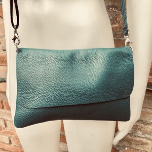 Kleine leren tas in blauwgroen BLAUWGROEN. Crossbody of schoudertas van ECHT leer. Blauwe portemonnee met verstelbare band, klep en ritssluiting. afbeelding 1