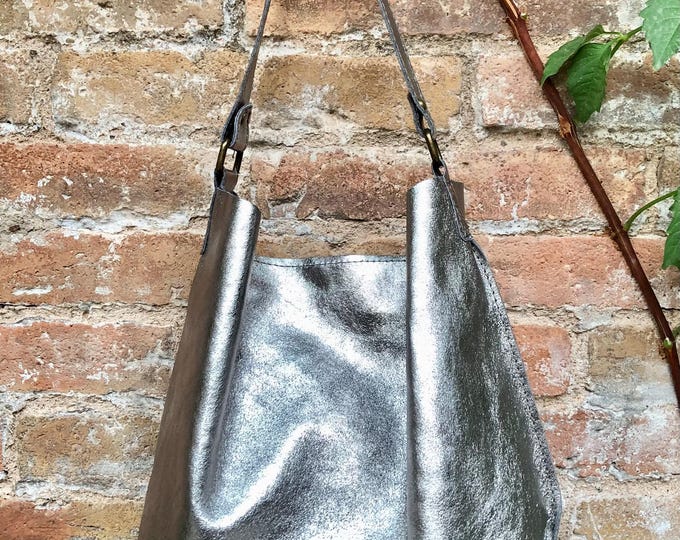 Slouch leather bag in SILVER metallic leather. SILVER hobo shoulder bag. Genuine leather book / tablet bag. Leather shopper. SILVER purse.