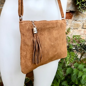 Sac en cuir suédé BRUN CAMEL. Petit sac bandoulière/épaule en cuir VÉRITABLE. Bandoulière réglable et fermeture éclair. Sac à main en daim marron clair avec pampille
