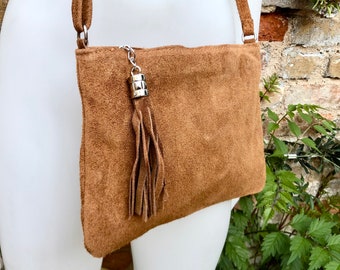 Sac en cuir suédé BRUN CAMEL. Petit sac bandoulière/épaule en cuir VÉRITABLE. Bandoulière réglable et fermeture éclair. Sac à main marron tabac avec pampille.