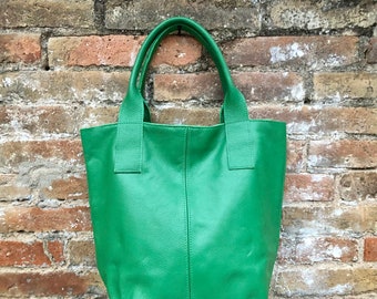 ショルダーバッグ・ポシェット GREEN STUFF Casually boxy shopper bag 53 llic nylon tita Green Leather Bag, Tote Leather Bag, Leather Tote Bag, Woman
