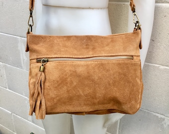 BOHO Wildledertasche in hellem camel BRAUN. Weiche Echtledertasche mit Quaste. Braune Umhängetasche, Boho Tasche, Umhängetasche in braun.