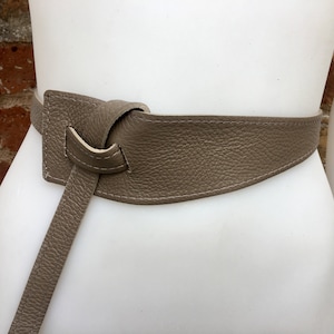 Leather 80s style obi belt . Wrap belt in light BROWN. Waist belt in taupe,  greyge color. Genuine leather wraparound geometric belt.