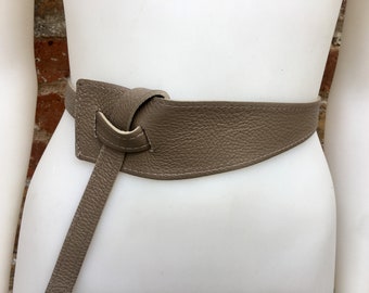 Leather 80s style obi belt . Wrap belt in light BROWN. Waist belt in taupe,  greyge color. Genuine leather wraparound geometric belt.