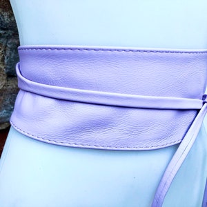 Ceinture obi violet clair en cuir véritable souple. Option PLUS LONGUE. Ceinture enroulée mauve. Ceinture enveloppante en cuir véritable lavande. image 5