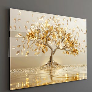 Op de afbeelding: Een gouden boomkunstwerk met een reflecterend oppervlak. De boom heeft goudkleurige bladeren en een getextureerde stam, tegen een zachte, lichte achtergrond. Het kunstwerk heeft een luxueuze en elegante uitstraling.