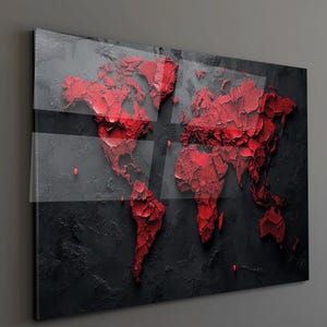 Könnte beinhalten: Ein rotes und schwarzes Weltkarten-Kunstwerk. Die Kontinente sind in einem strukturierten, erhabenen Stil vor einem dunkelgrauen Hintergrund dargestellt. Das Kunstwerk ist gerahmt und kann sofort aufgehängt werden.