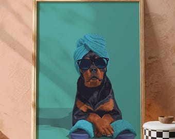 Könnte beinhalten: Gerahmter Kunstdruck mit einem Rottweiler-Hund, der eine Sonnenbrille, ein blaues Handtuch auf dem Kopf und blaue Hausschuhe trägt. Der Hund ist vor einem türkisfarbenen Hintergrund abgebildet. Ein schwarz-weiß karierter Hocker befindet sich im Vordergrund.