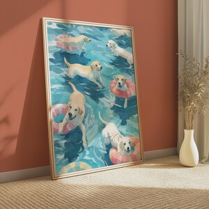 Può includere: Una stampa artistica da parete verticale incorniciata che raffigura diversi cani Labrador retriever di colore chiaro che nuotano in acqua blu. Alcuni cani nuotano liberamente, mentre altri sono posizionati all'interno di salvagenti gonfiabili a righe.