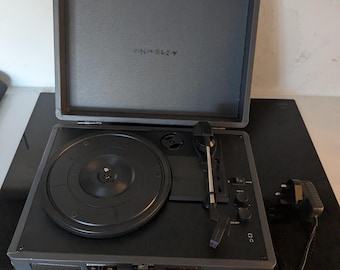 Tocadiscos portátil tipo maleta Crosley CR8005D.
