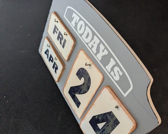 Op bureau gemonteerde blikken eeuwigdurende kalender