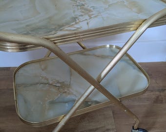 Carrito de bebidas vintage de dos niveles con efecto mármol. Buen estado.