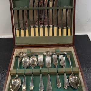 Vintage Thomas Ward & Sons Sheffield 6 piece canteen of silver plate/stainless steel cutlery
