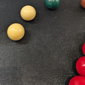 Op de afbeelding: Een witte keramische mok met een zwart handvat en de tekst "But First, Coffee" in een zwarte, handgeschreven lettertype. De mok is waarschijnlijk 325-444 ml groot, perfect voor een ochtenddrankje.