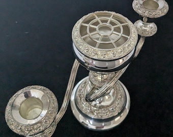 Candelabro doble vintage Lanthe chapado en plata con ramillete de rosas de malla en el centro.