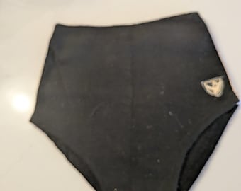 Bañador corto vintage Bukta negro de lana de los años 40 en excelente estado.