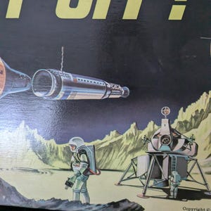 Könnte beinhalten: Vintage-Illustration einer Weltraumszene mit den gelben Worten "T-OFF!". Das Bild zeigt eine Rakete, eine Mondlandefähre und einen Astronauten auf einer mondähnlichen Oberfläche. Der Hintergrund zeigt Berge und einen dunklen Himmel.