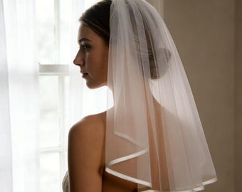 Eenvoudige satijnen rand bruidssluier, schouderlengte korte sluier lintrand vingertopsluier, op maat