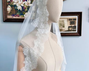 Elfenbein Blume Chantilly Lace Trim Mantilla Schleier Floral, Wimpern Spitze Brautschleier mit Kamm, Fairy Mantilla Veil, Braut Kopfschmuck