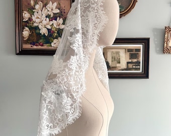 Elfenbein ätherisch Boho Mantilla Schleier Fingerspitze Länge Scalloped Blumen Wimpern Spitze Benutzerdefinierte Braut Kopfschmuck Elegant