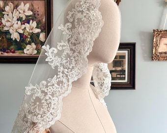 Ivory Elegante Mantilla Schleier Perlen Florale Spitze Ausgebogter Rand Fingerspitze Kamm Braut Hochzeit Schleier