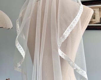Einfacher Baumwoll-Spitzenbesatz-Schleier, Spitzenbesatz-Rand-Braut- Hochzeit-Schleier, Mantilla-Schleier, ausgebogter Rand, mit Kamm, Fingerspitzen-Länge