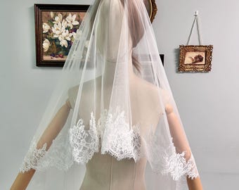 Ivory Blusher Schleier Bodenkapelle Chantilly Spitze Brautschleier Hochzeit, 2-stufiger Schleier mit Blusher, Mantilla Scalloped Edge Tropfenschleier mit Kamm
