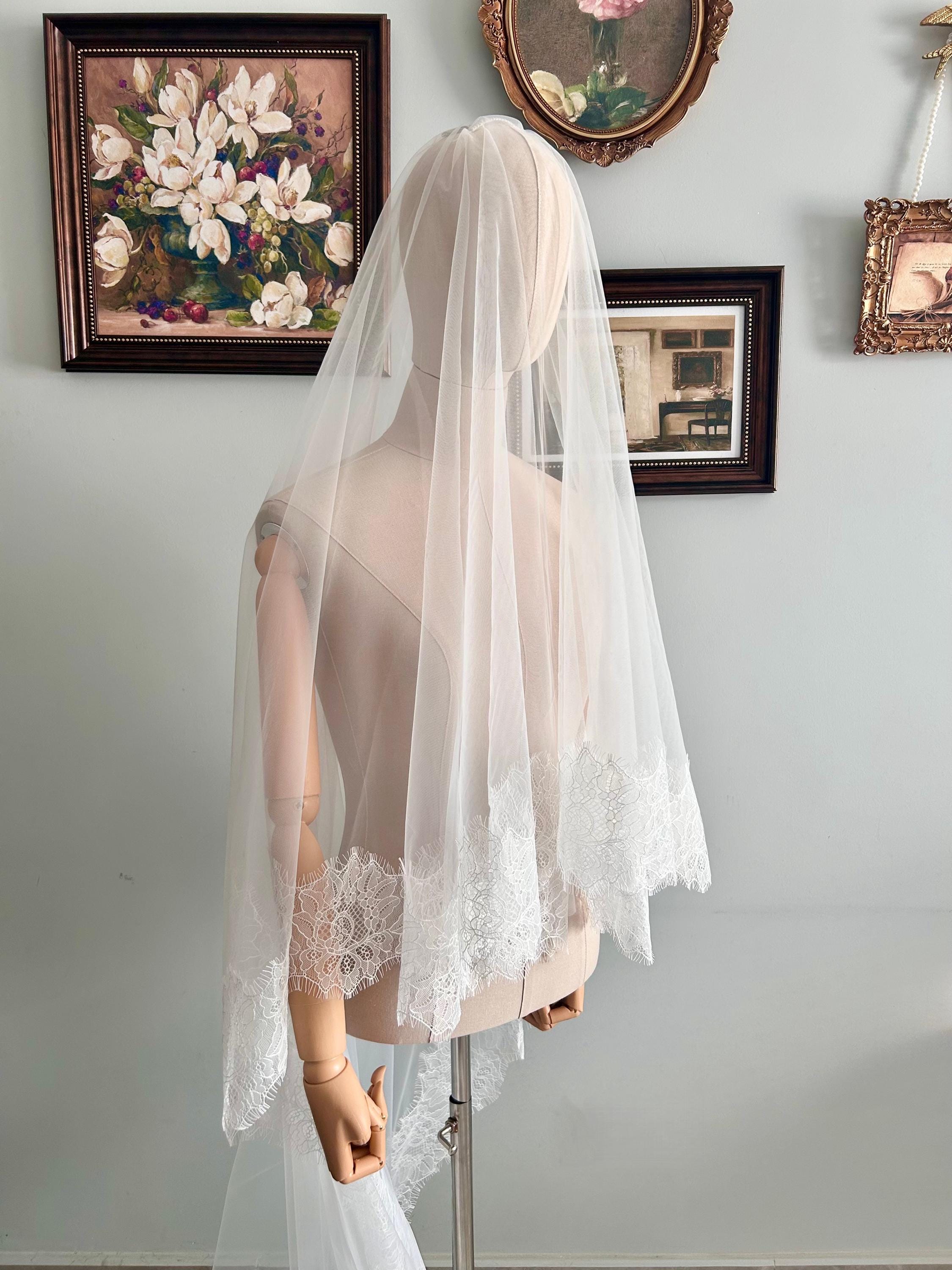 Vintage Two-Tier Fingertip Chantilly Lace Bridal Veil Short Lace Veil, Two Tier, Fingertip Length – Calily Bridal main image 2