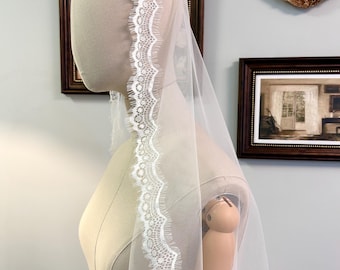 Lace Trim Bridal Veil, Mantilla Lace Wedding Veil, Fingertip Lace Veil, 1 Tier Veil with Comb, Eyelash Veil, Chantilly Veil