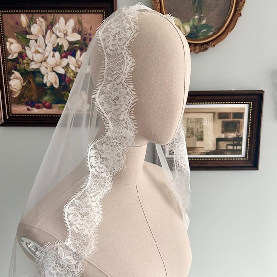 Floral Eyelash Lace Veil Scalloped Trim Bridal Veil, Boho Floral Wedding Veil, Mantilla Veil, Ethereal Bridal Headpiece, Fingertip Veil