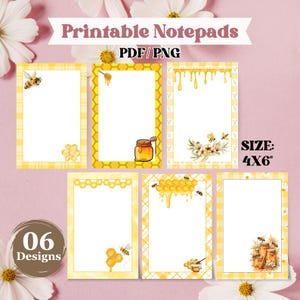 Può includere: Blocchi per appunti stampabili a tema api e miele. I blocchi per appunti misurano 10,16 x 15,24 cm e presentano disegni gialli e bianchi con api, favi e vasetti di miele. Il testo "Printable Notepads PDF/PNG" è in alto.