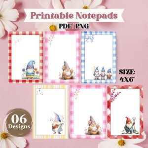 Può includere: Sei blocchi note stampabili in formato PDF e PNG, ciascuno di 10,16x15,24 cm. I disegni presentano gnomi ad acquerello con vari accessori come fiori, strumenti musicali e attrezzi da giardinaggio, incorniciati da bordi a quadretti vichy.