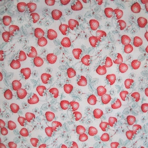K&ouml;nnte beinhalten: Ein wei&szlig;er Stoff mit einem sich wiederholenden Muster aus roten Erdbeeren auf gr&uuml;nen Ranken. Die Erdbeeren sind zuf&auml;llig &uuml;ber den Stoff verteilt.