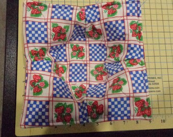 3 Strawberries and a Checkerboard - Quilted Microwave Bowl Cozy