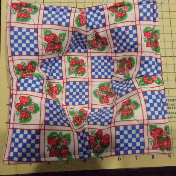 3 Strawberries and a Checkerboard - Quilted Microwave Bowl Cozy