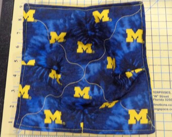 Bloque M sobre fondo azul teñido anudado - Funda acolchada para tazón de microondas