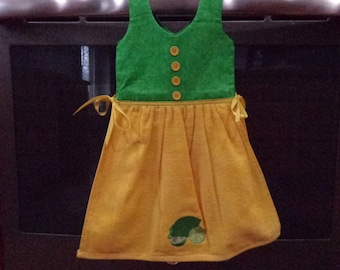 Toalla de cocina colgante color verde lima sobre amarillo